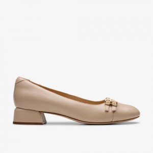 Beige Clarks Women's Daiss 30 Court Pumps | 016TOYHCU