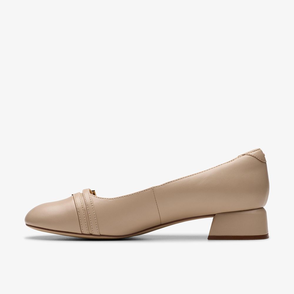 Beige Clarks Women's Daiss 30 Court Pumps | 016TOYHCU