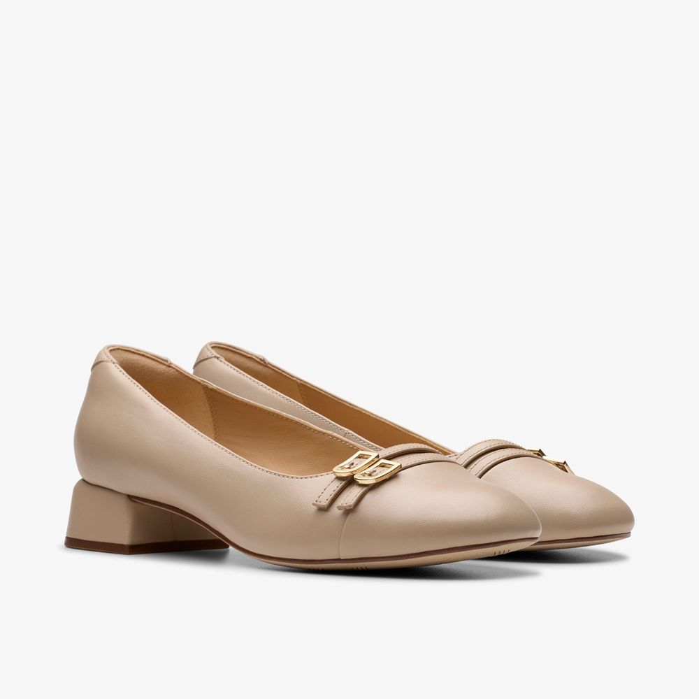 Beige Clarks Women's Daiss 30 Court Pumps | 016TOYHCU