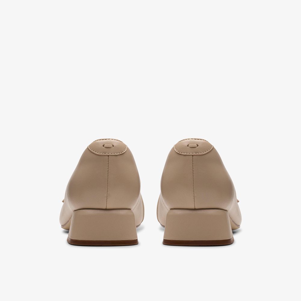 Beige Clarks Women's Daiss 30 Court Pumps | 016TOYHCU