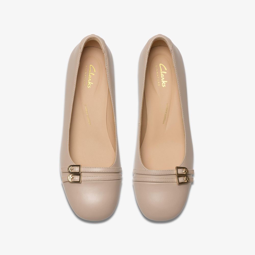 Beige Clarks Women's Daiss 30 Court Pumps | 016TOYHCU