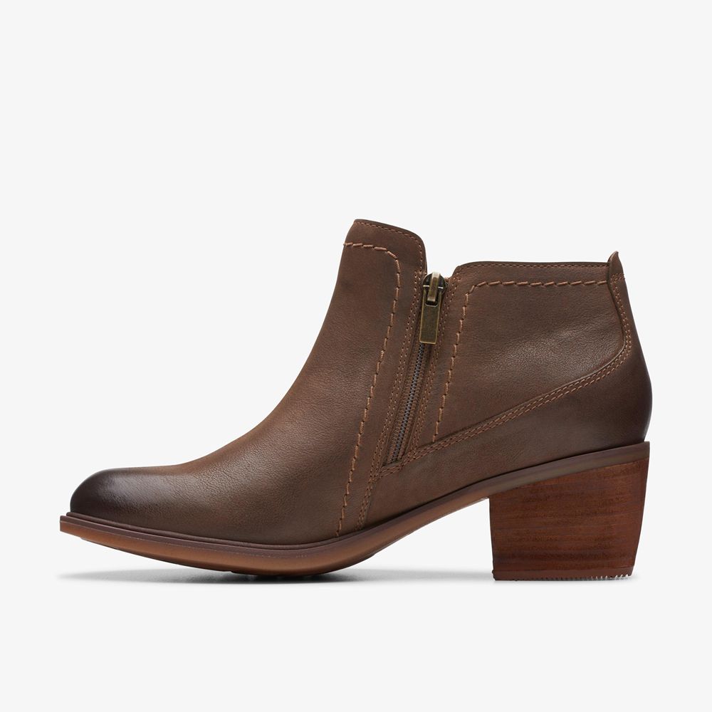 Brown Clarks Women's Neva Lo Boots | 379AVNHED