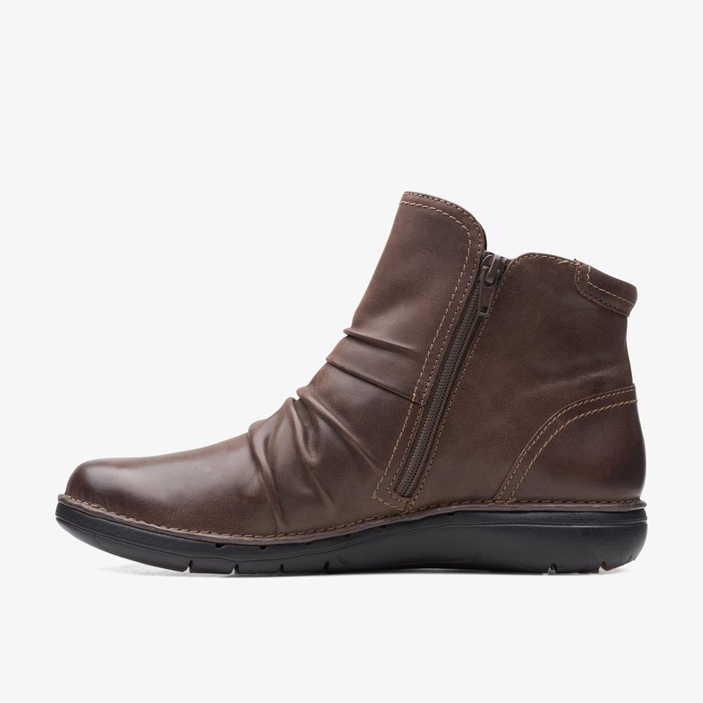 Brown Clarks Women's Un Loop Top Boots | 637ECDMHU