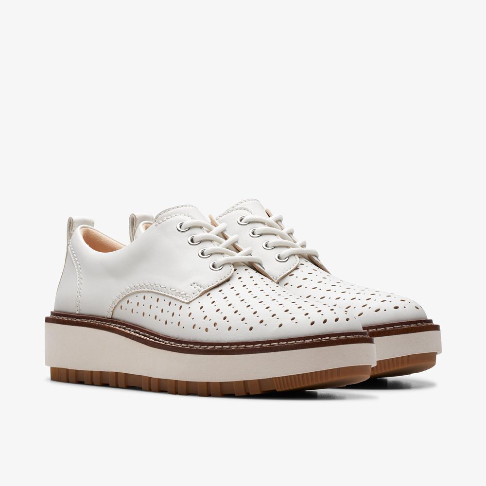 White Clarks Women's Orianna Move Oxfords | 827TADFVL